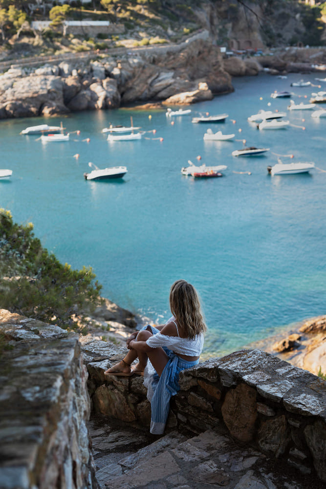 Chica con vista a isla de Mallorca España