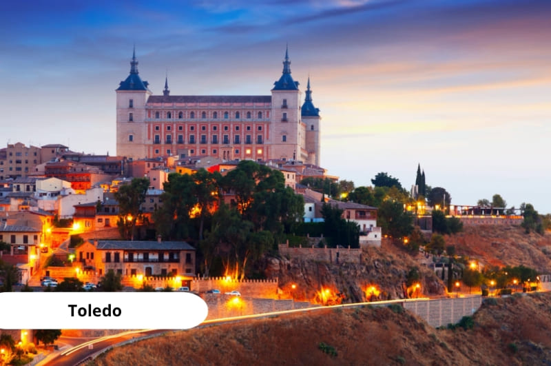 Alcázar de Toledo visto desde la ciudad histórica de Toledo, España.