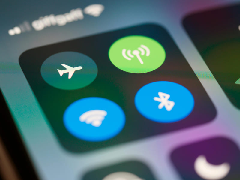 Pantalla de smartphone con internet móvil, Wi-Fi y Bluetooth activados durante un viaje.