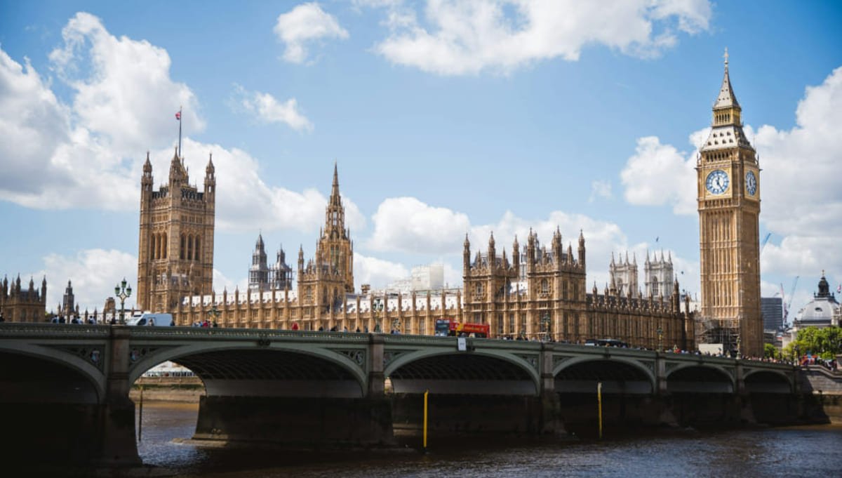 Vista del Big Ben en Londres, uno de los monumentos más emblemáticos y reconocibles del Reino Unido.