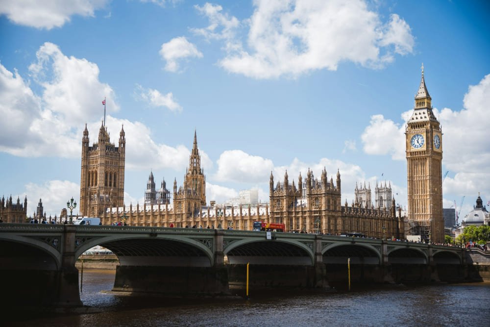 Vista del Big Ben en Londres, uno de los monumentos más emblemáticos y reconocibles del Reino Unido.