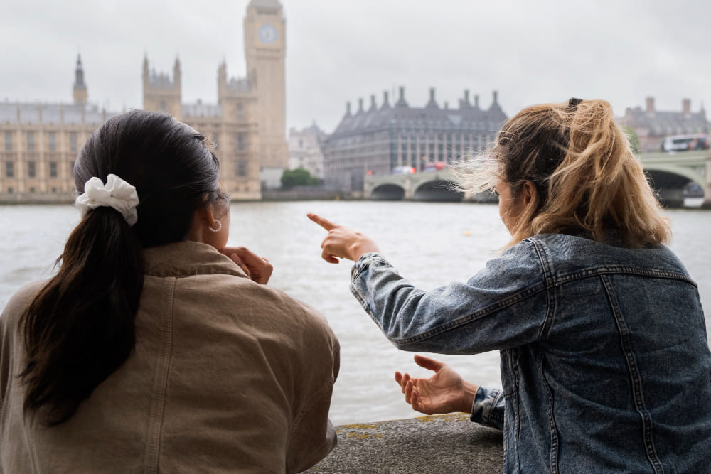 Dos turistas de espaldas observando el Big Ben en Londres, Reino Unido.