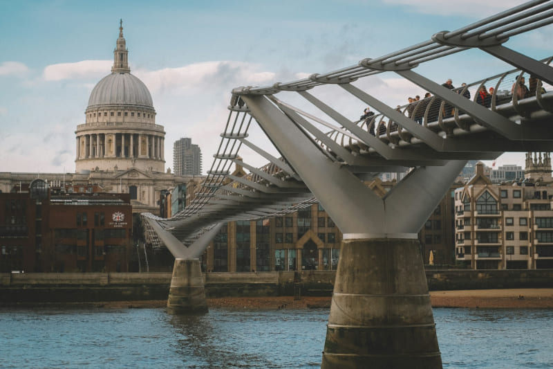 Puente Millennium Bridge sobre el río Támesis con la Catedral de San Pablo al fondo en Londres.