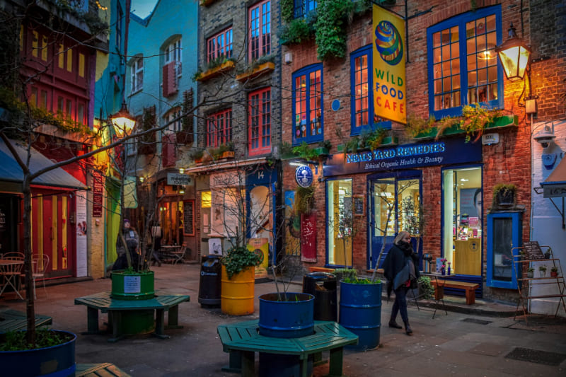 Coloridas tiendas y cafeterías en Neal’s Yard, un rincón pintoresco de Covent Garden en Londres.