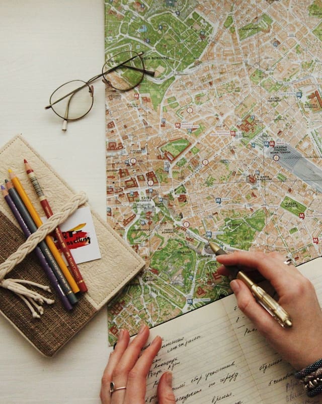 Planificación de un viaje sobre un mapa con una ruta marcada y elementos de organización turística.