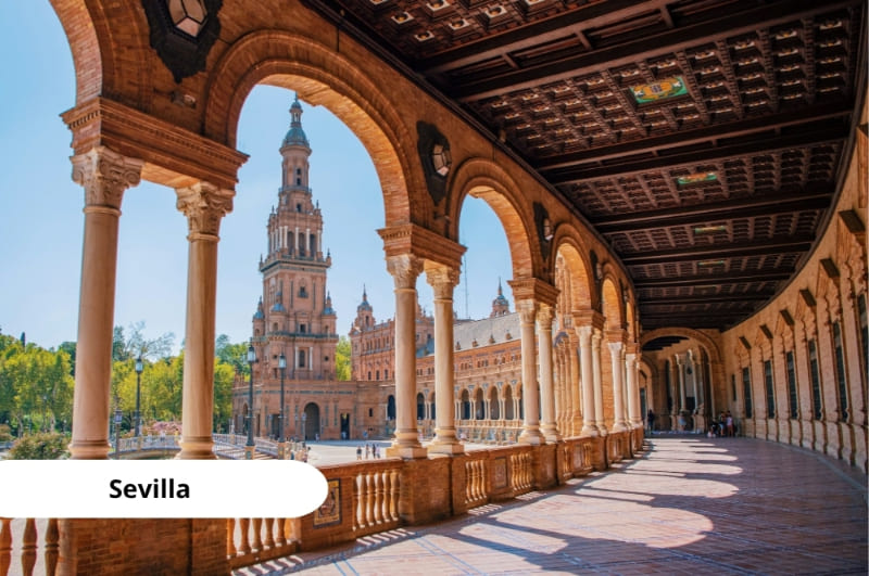 Vista de la Plaza de España de Sevilla, con su canal, puentes y la emblemática arquitectura semicircular.