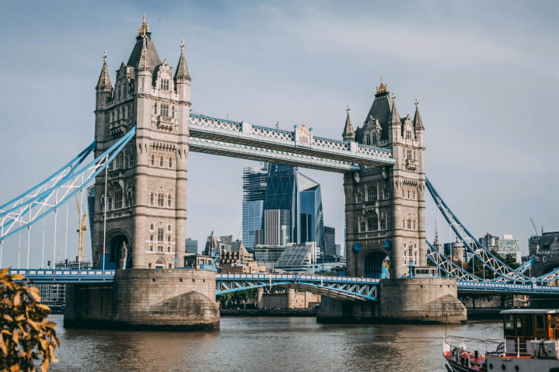 Vista del Tower Bridge de Londres sobre el río Támesis, uno de los monumentos más emblemáticos del Reino Unido.