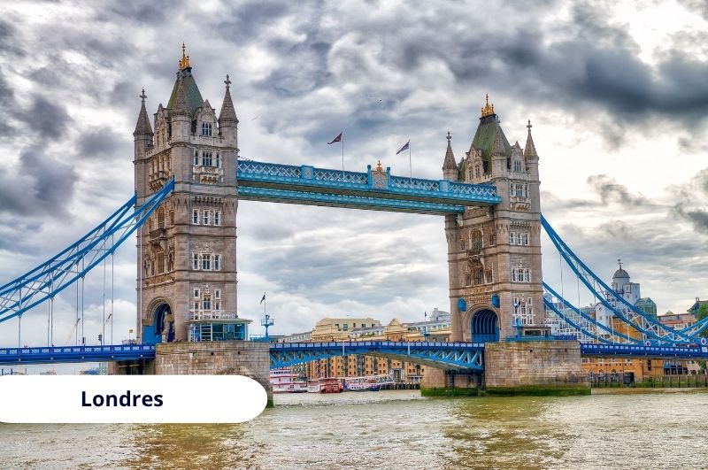 Vista del Tower Bridge de Londres cruzando el río Támesis, uno de los puentes más emblemáticos del Reino Unido.