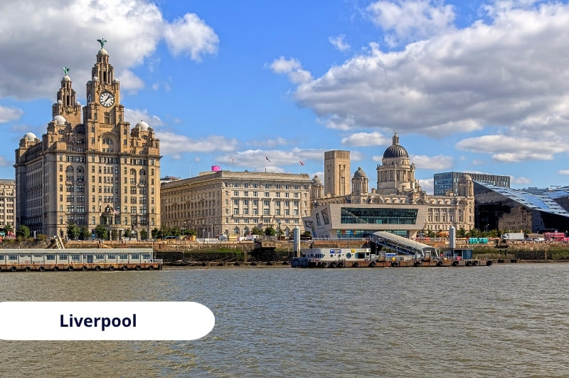 Skyline del Pier Head de Liverpool con las Tres Gracias desde el río Mersey