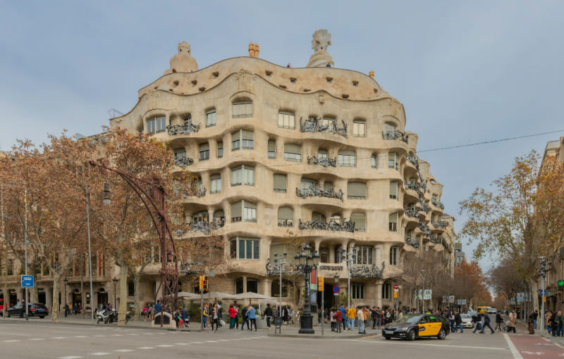 La Pedrera (Casa Milà) en Barcelona, España, obra de Antoni Gaudí, con fachada modernista de formas onduladas y balcones de hierro forjado.