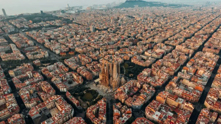 Vista aérea de la Sagrada Familia, un imprescindible en qué ver en Barcelona.